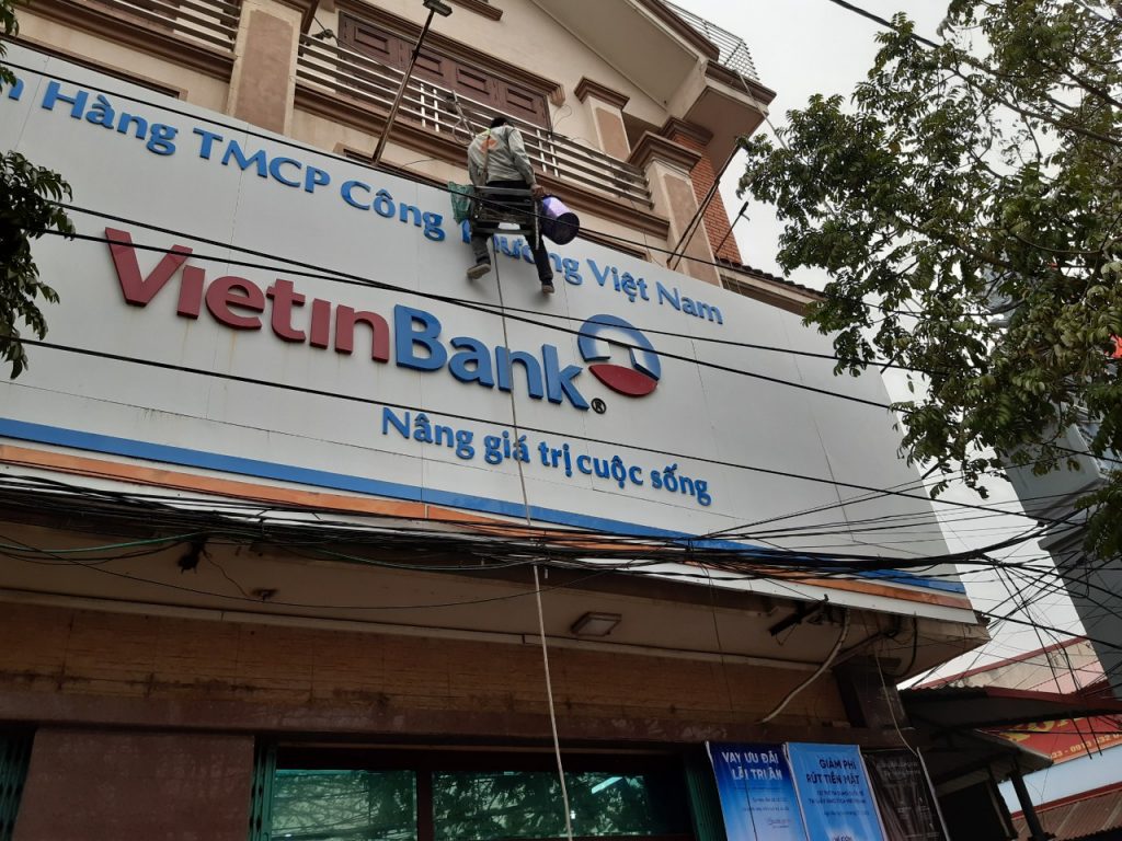 vệ sinh biển hiệu