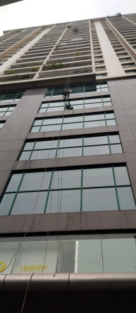 vệ sinh kính ngoài