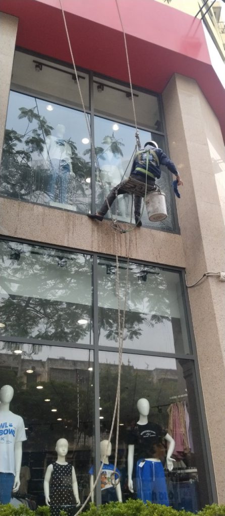 tại sao nên vệ sinh kính ngoài