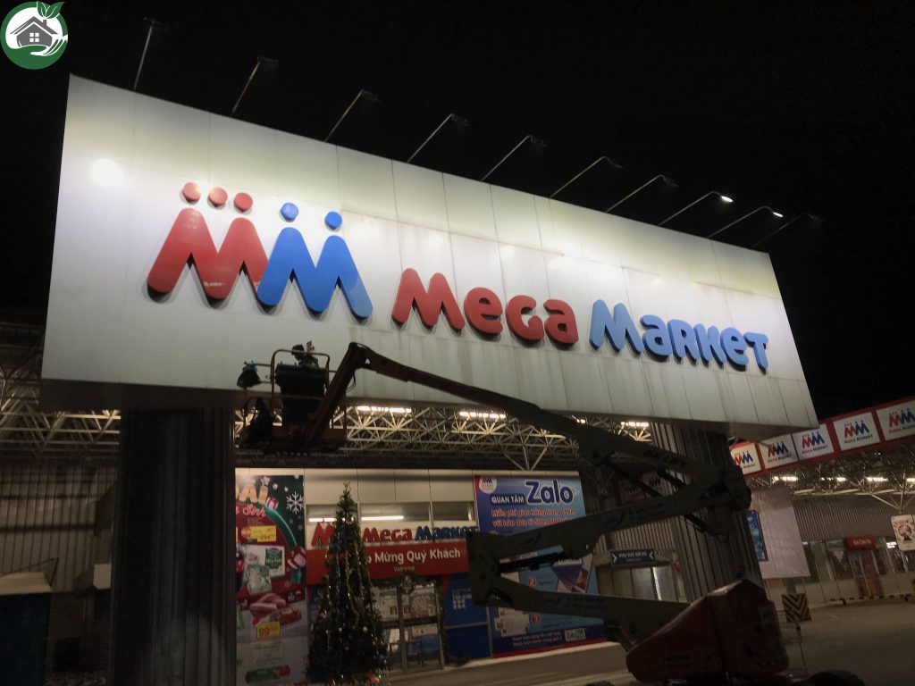 Vệ sinh biển hiệu Mega Market Hoàng Mai