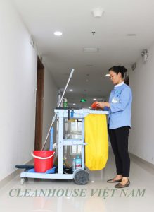 Nhân viên được trang bị đầy đủ trang thiết bị dọn dẹp