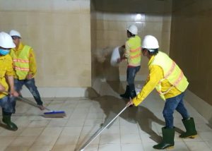 dọn sạch xử lí cặn bẩn bể nước